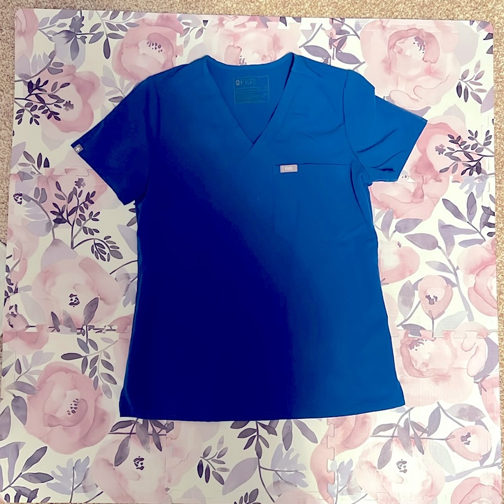 Figs scrub top